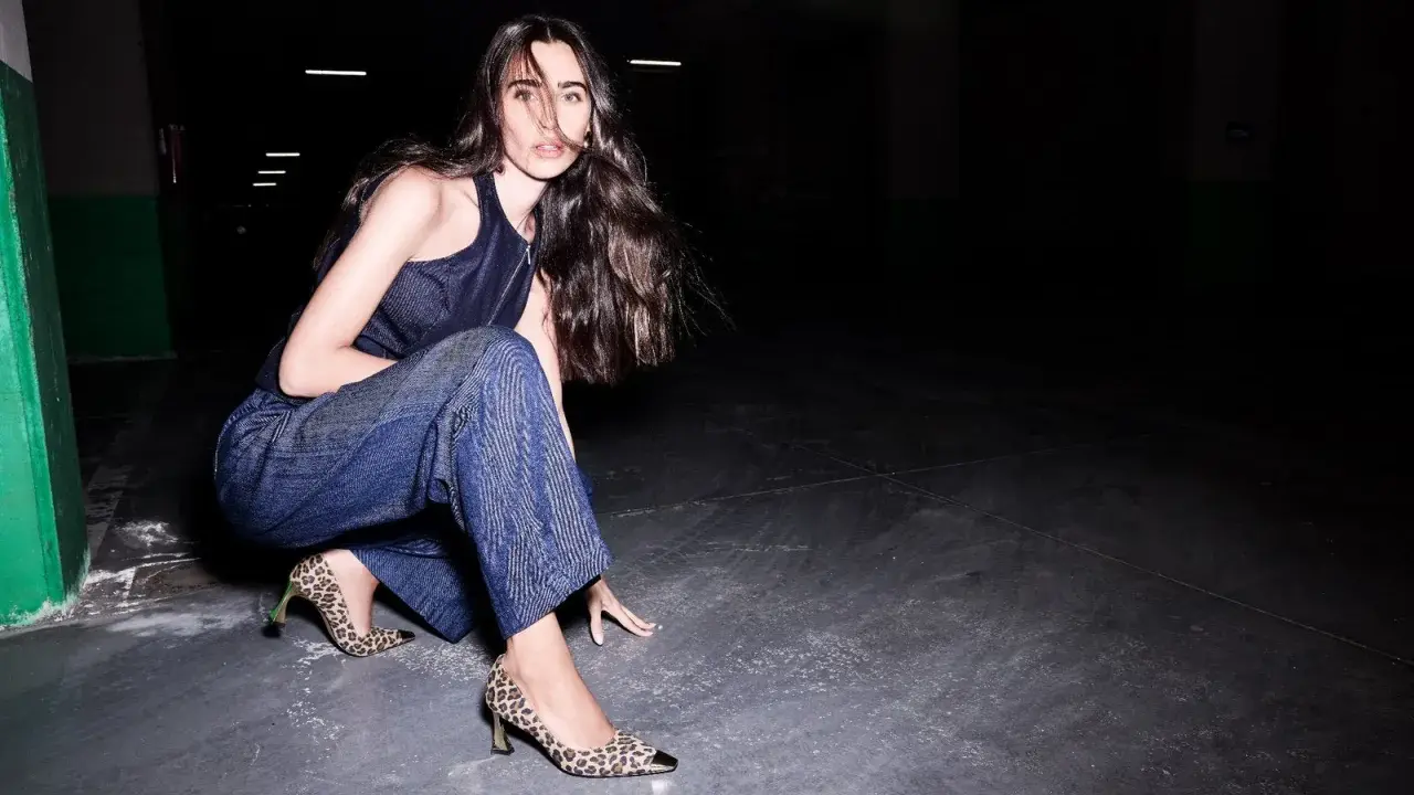 Donna con pantaloni larghi alla caviglia e décolleté leopardate. Un look audace per chi sa che scarpe mettere con pantaloni larghi alla caviglia.