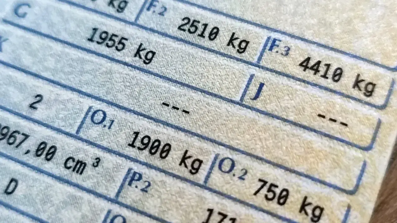 Fragment dowodu rejestracyjnego z danymi pojazdu, w tym masa własna 1955 kg i dopuszczalna masa całkowita 4410 kg. Widać też pole P.3.
