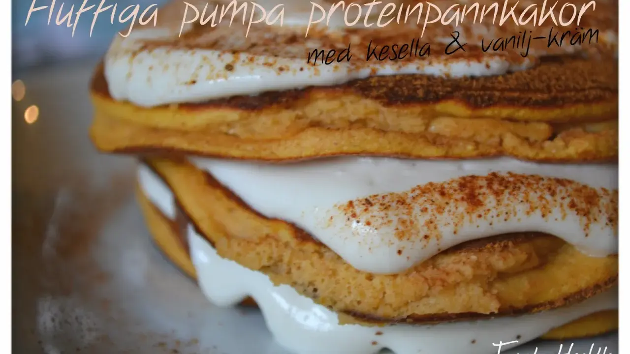 Fluffiga pumpa proteinpannkakor med kesella & vaniljkräm. Ett gott recept för en hälsosam frukost eller mellanmål.