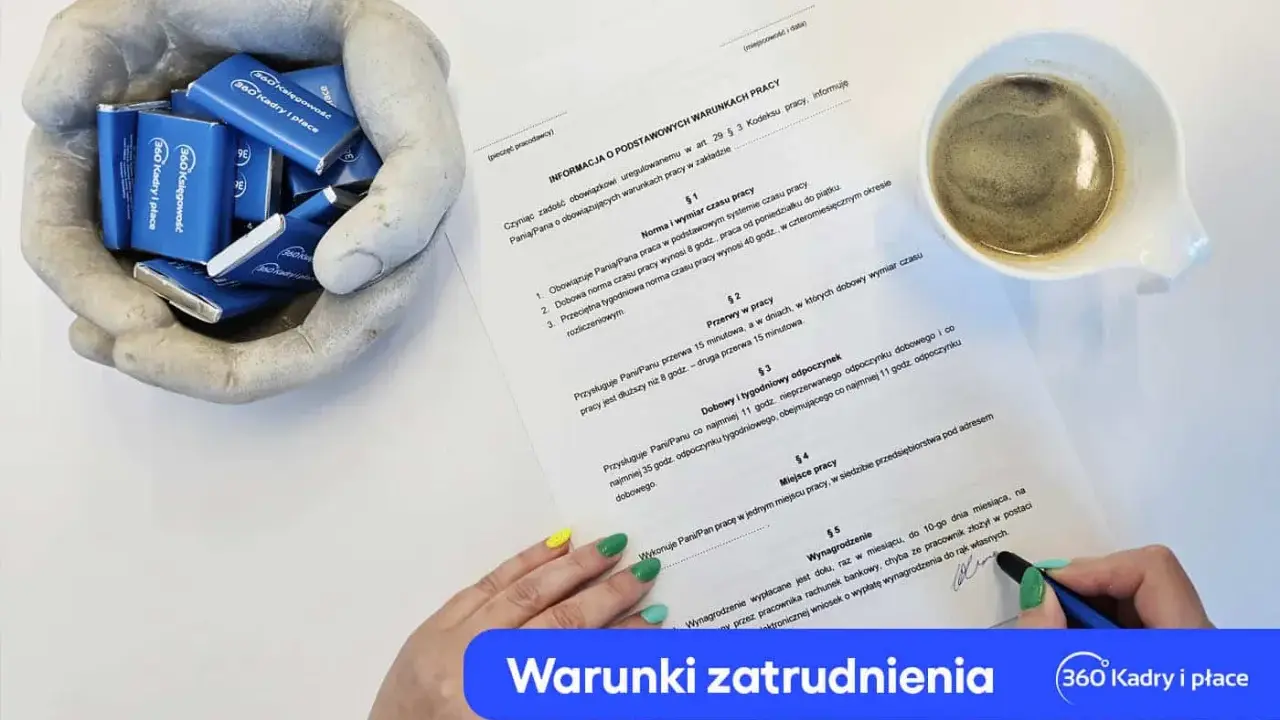 Dokument informujący o warunkach zatrudnienia, z czekoladkami "360 Kadry i płace" w dłoniach i filiżanką kawy.