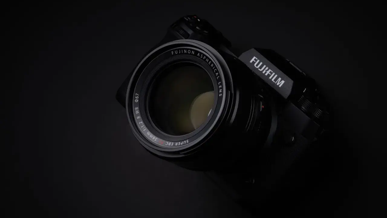 Czarne, profesjonalne body Fujifilm XH2S z obiektywem Fujinon 56mm 1:1.2.