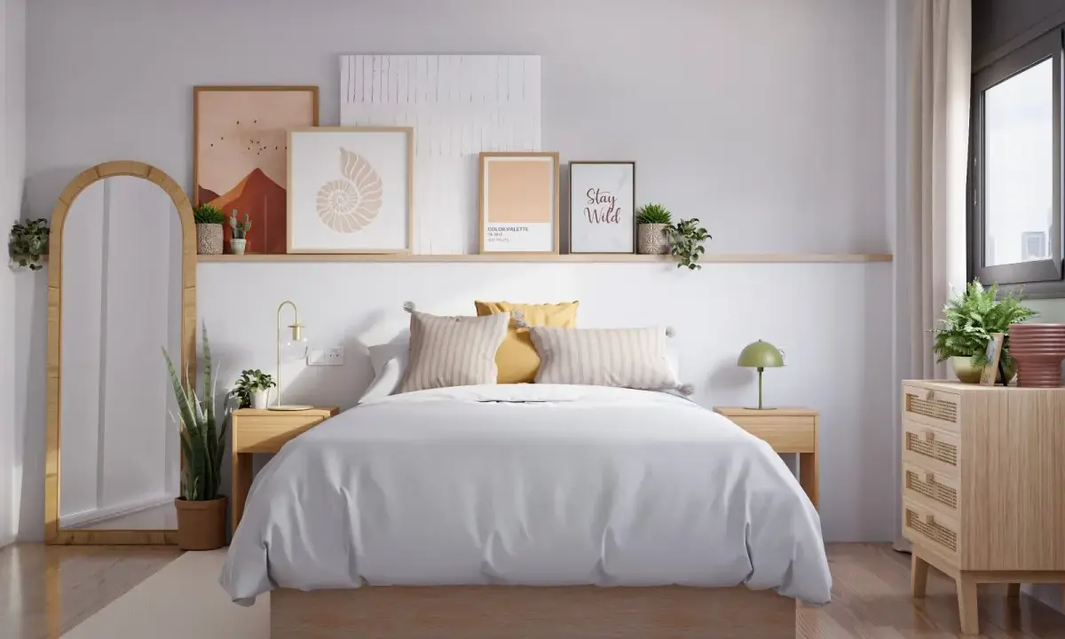 Dormitorio matrimonio sin cabecero, con cama baja de madera, mesitas auxiliares, espejo de arco y decoración natural.
