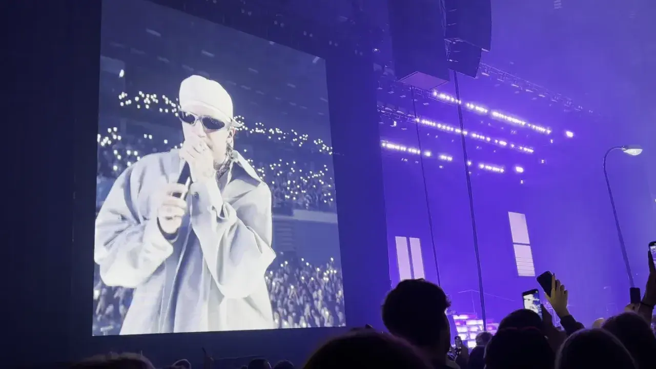 Sobel na ekranie, tłum z telefonami tworzy fiołkowe pole świateł. Koncert w fioletowej poświacie.