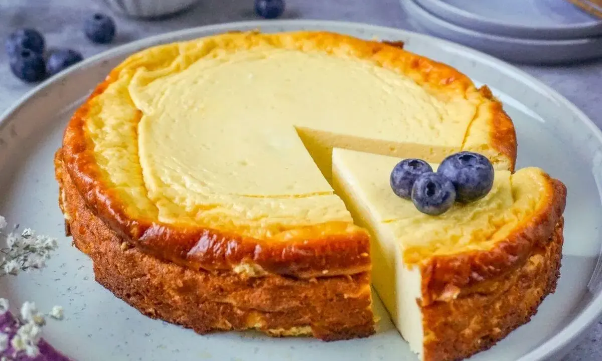 Ein köstlicher Quarkkuchen ohne Boden, mit Blaubeeren garniert, wartet darauf, genossen zu werden.