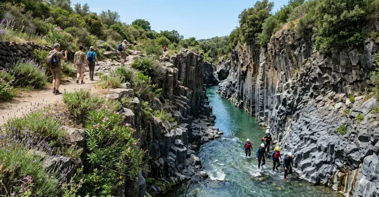 Escursionisti ammirano le spettacolari **cascate gole dell'Alcantara**, mentre un gruppo fa canyoning nel fiume.