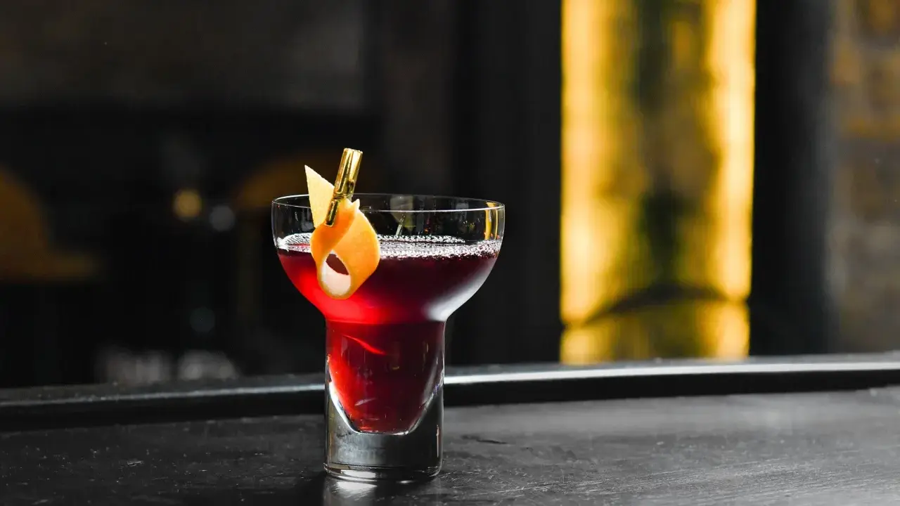 Drinki z wiśniówką: 20+ przepisów od klasyki po letnie hity!