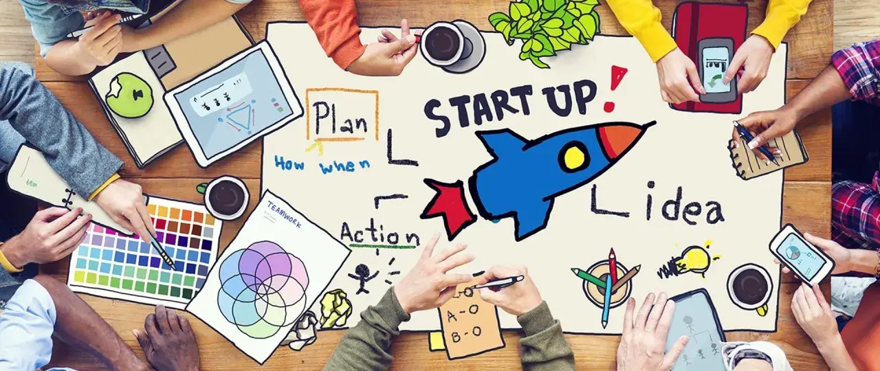 Zespół planuje start-up, tworząc mapę myśli z rakietą symbolizującą rozwój. To idealny obrazek dla prostej spółki akcyjnej.