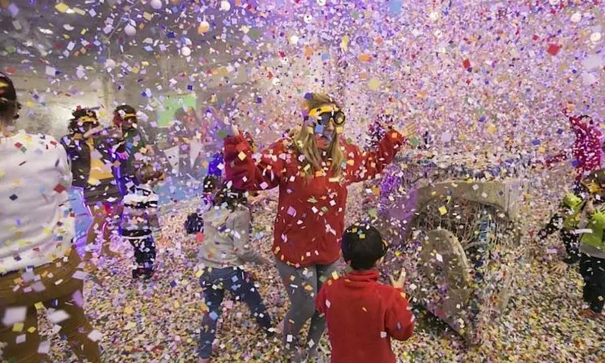 Niños celebrando con confeti en Valencia hoy. ¡Una fiesta llena de color y alegría!