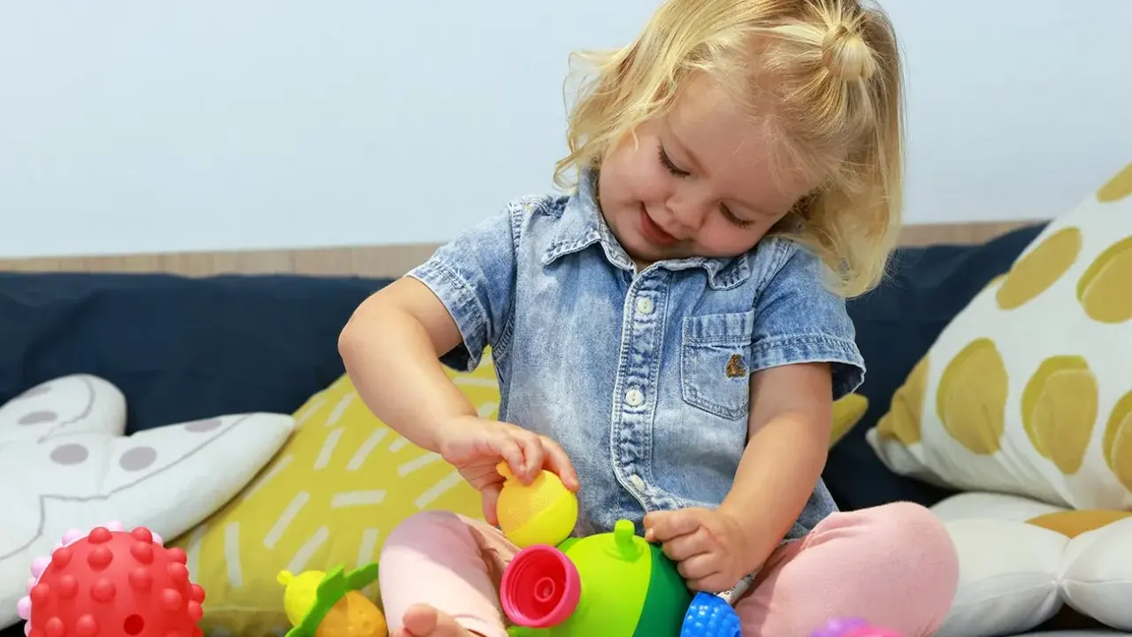 Zabawki sensoryczne dla 2-latka: Mózg dziecka pokocha te zabawy