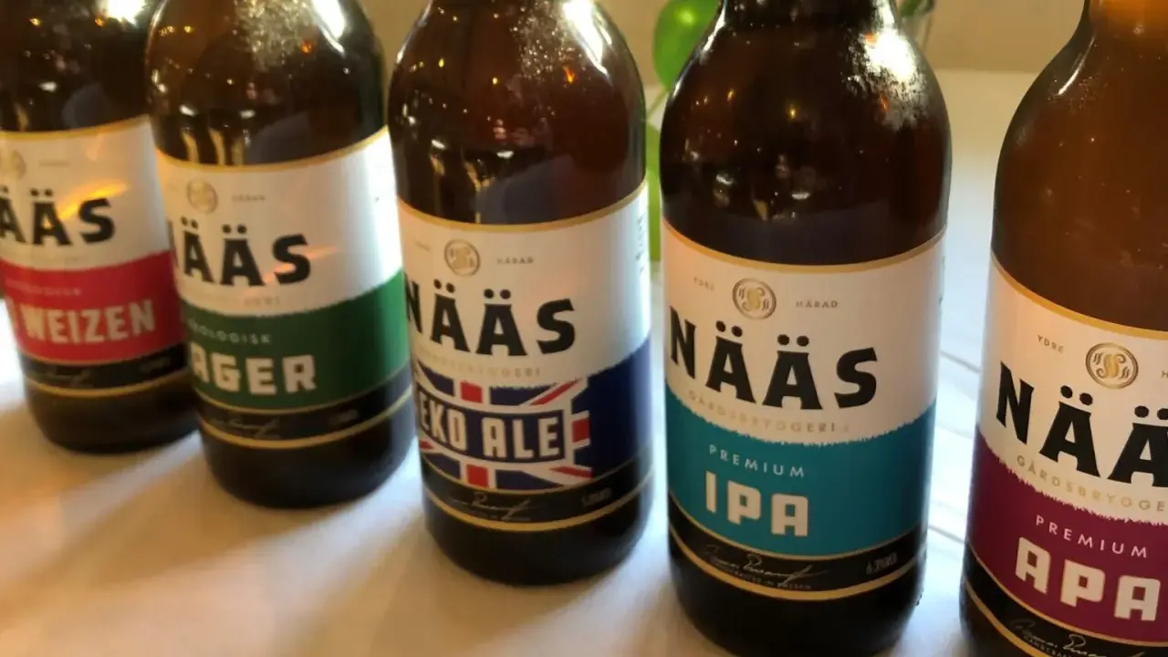 Flera flaskor öl från Nääs bryggeri står uppradade. En flaska med etiketten "Eko Ale" syns tydligt.
