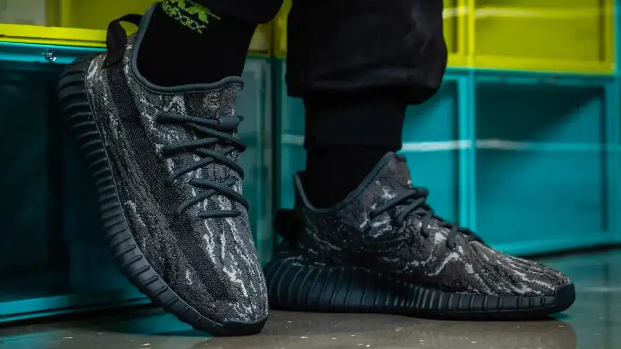 Szare Yeezy z czarnymi sznurówkami, idealne do nauki, jak wiązać yeezy. Stylowe i wygodne.