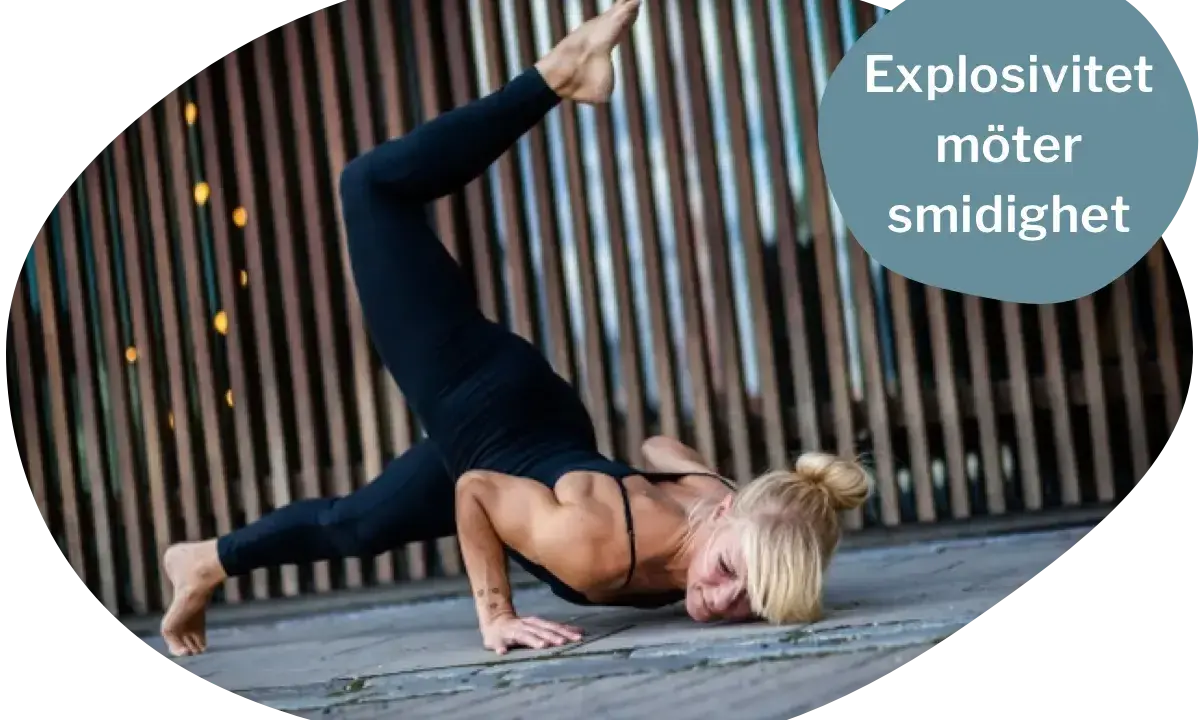 En kvinna utför en avancerad yoga-position, en demonstration av explosivitet och smidighet. Denna rörelse är en del av somatic yoga.