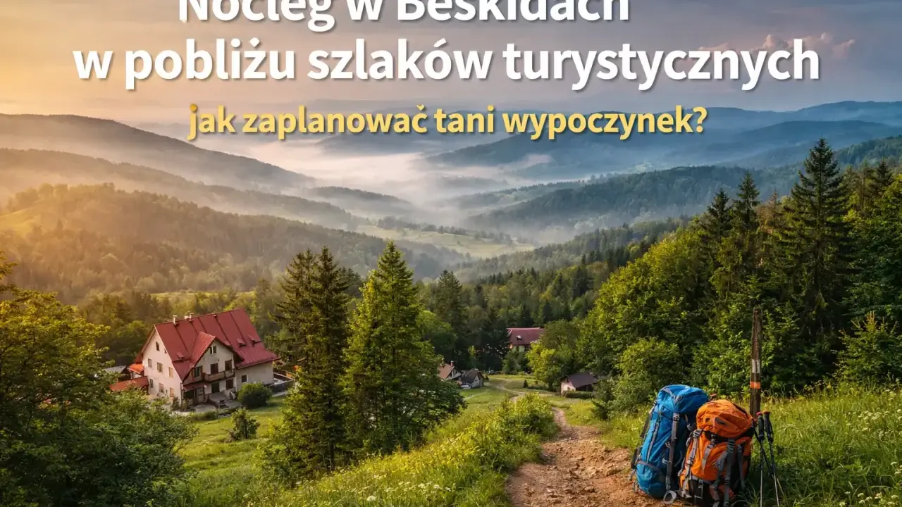 Dwa plecaki czekają na szlaku w Beskidach. W oddali widać domki i mgliste doliny, idealne na tanie atrakcje i wypoczynek.