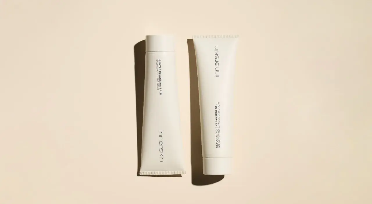 Deux tubes de soins Innerskin : un baume nettoyant doux et un gel nettoyant à l'acide glycolique, allié de l'acide hyaluronique pour une peau radieuse.