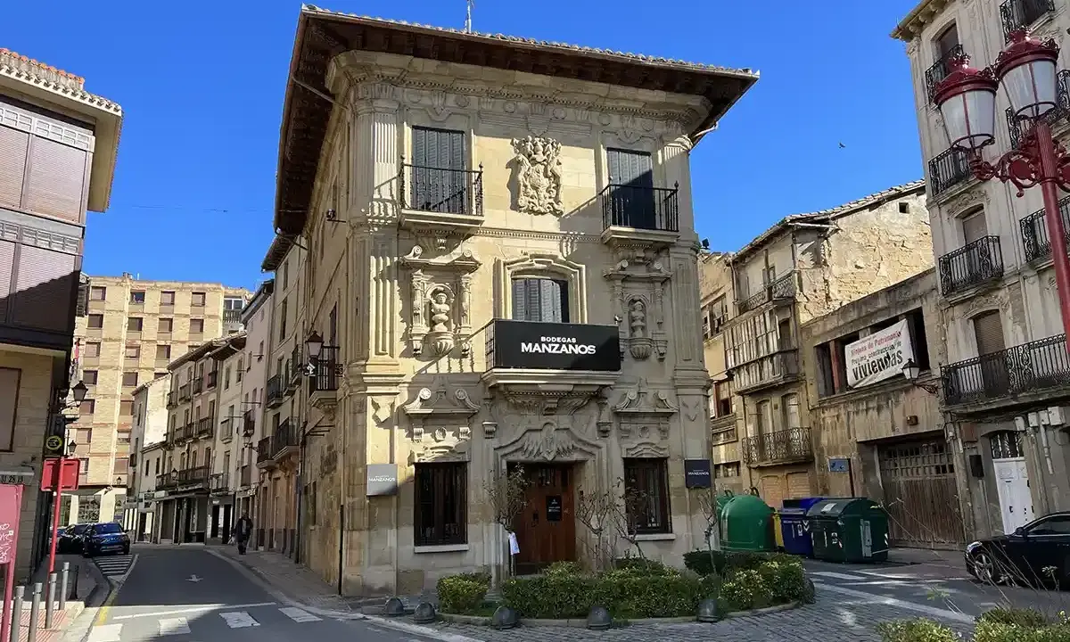 Edificio histórico con el letrero "Bodegas Manzanos" en Haro, España.