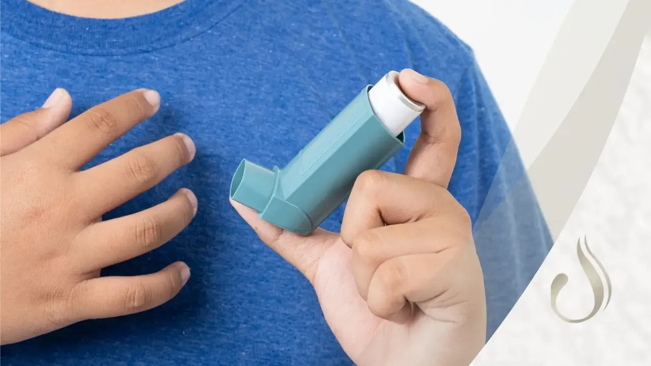 Person hält Asthmaspray. Hilft Asthmaspray bei Asthma cardiale? Die Frage nach der Wirksamkeit bei Herz-Asthma bleibt offen.