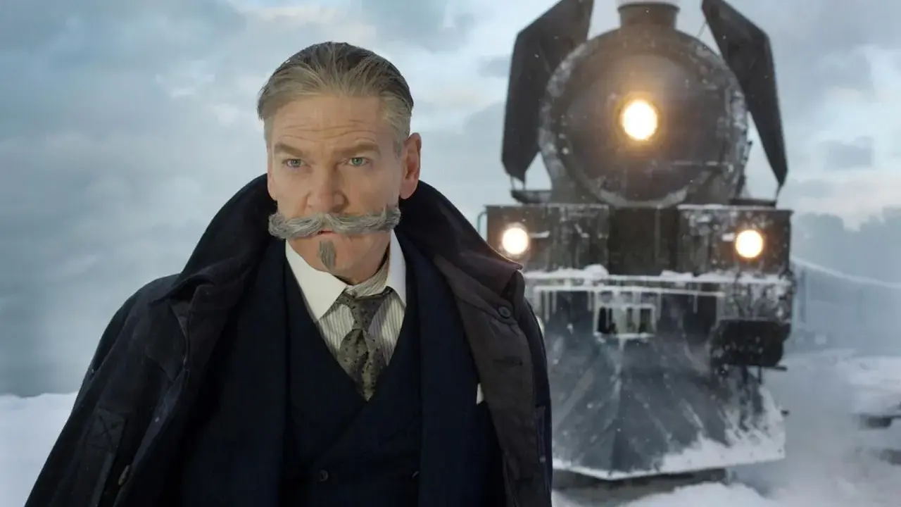 Un uomo con baffi elaborati e un cappotto scuro, davanti a un treno a vapore innevato. Un'immagine che evoca un **sherlock holmes riassunto breve** di mistero e avventura.