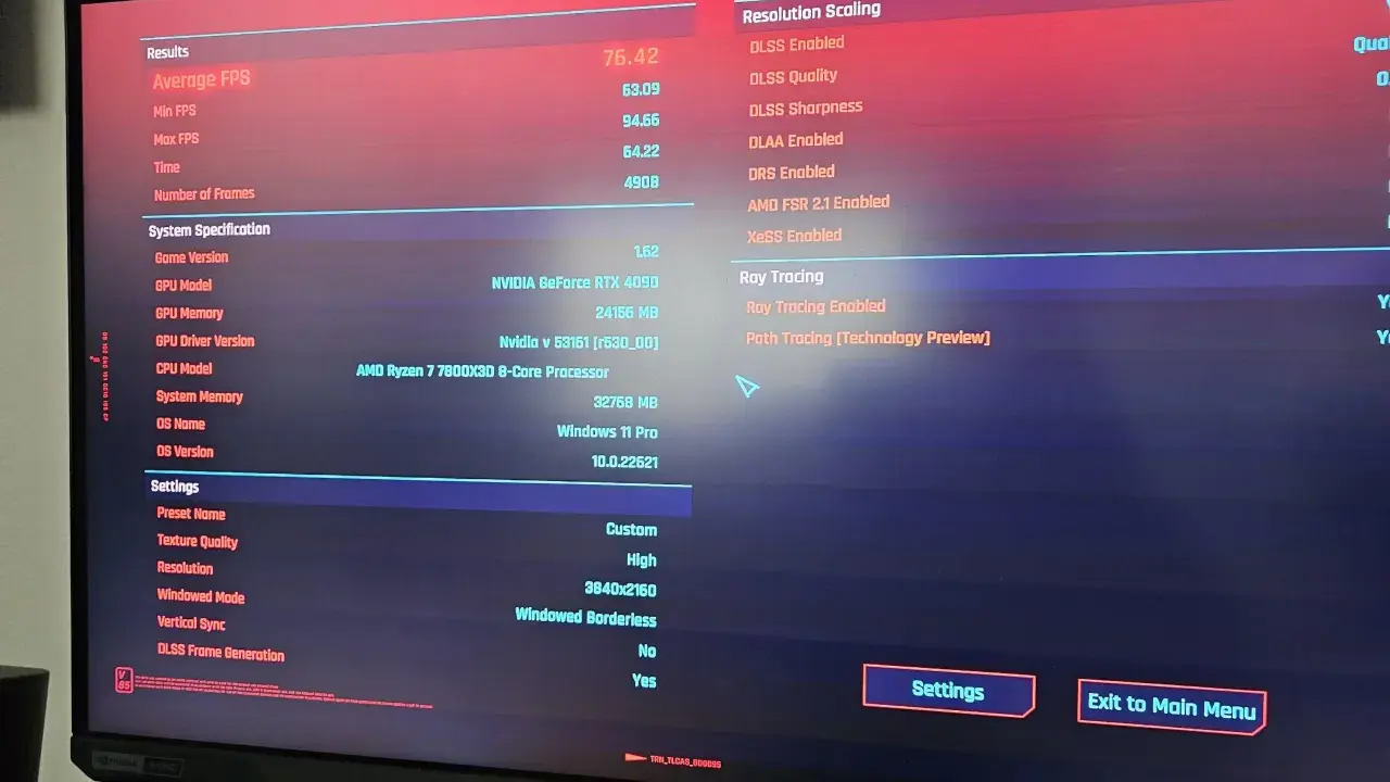 Écran affichant les performances d'un PC avec un processeur AMD Ryzen 7 7800X3D, une carte graphique NVIDIA RTX 4090, et les paramètres de jeu.