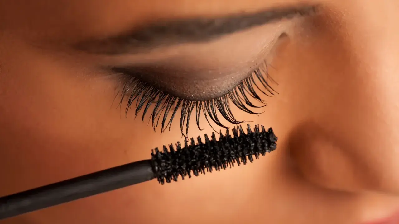 Application de mascara semi permanent pour un rehaussement des cils spectaculaire.