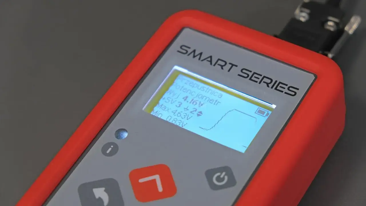 Urządzenie SMART SERIES mierzy czujnik położenia przepustnicy. Wyświetla napięcie wyjściowe, wartości maksymalne i minimalne oraz wykres.