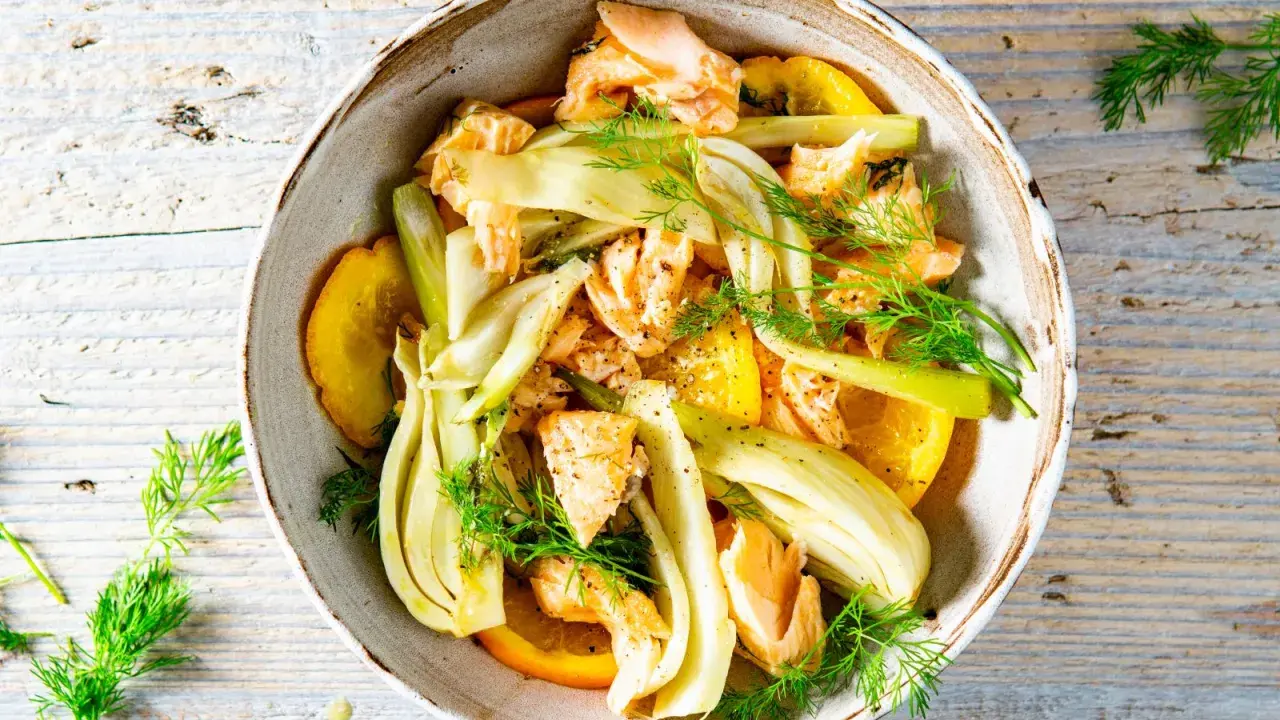 Schonend gegarter Fisch mit Fenchel und Orangen im Ofen, garniert mit frischem Dill. Ein leichtes Gericht, das den Geschmack des Meeres einfängt.