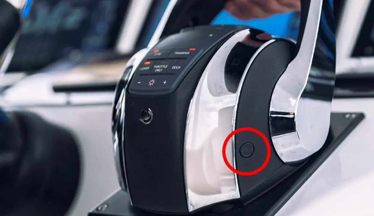 Détail du fonctionnement manette gaz bateau : un bouton noir est entouré de rouge sur le côté de la commande.