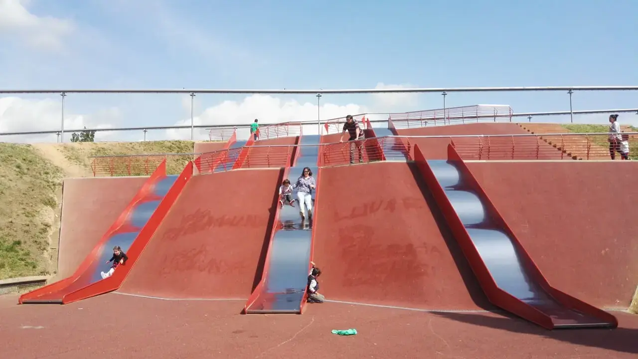 Diversión garantizada: niños y adultos disfrutan de toboganes gigantes. ¡Un plan ideal que hacer con niños en Barcelona!