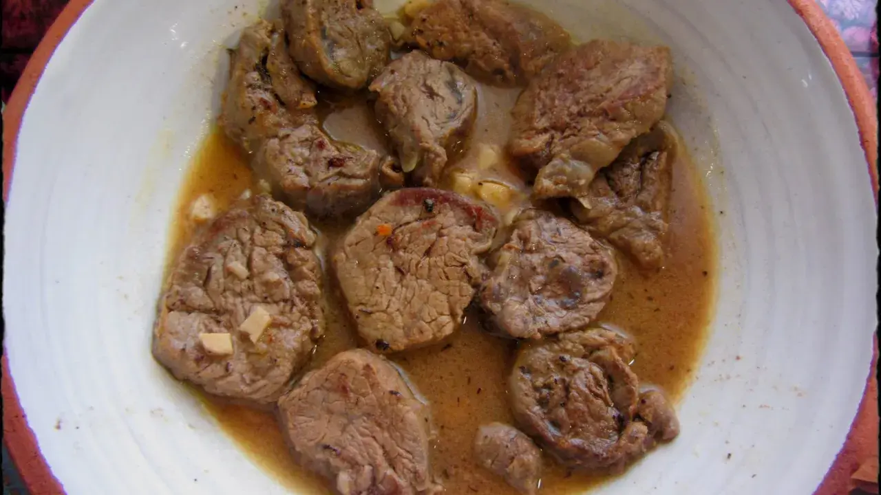 Tiernos trozos de solomillo al ajillo, nadando en una sabrosa salsa con ajo.