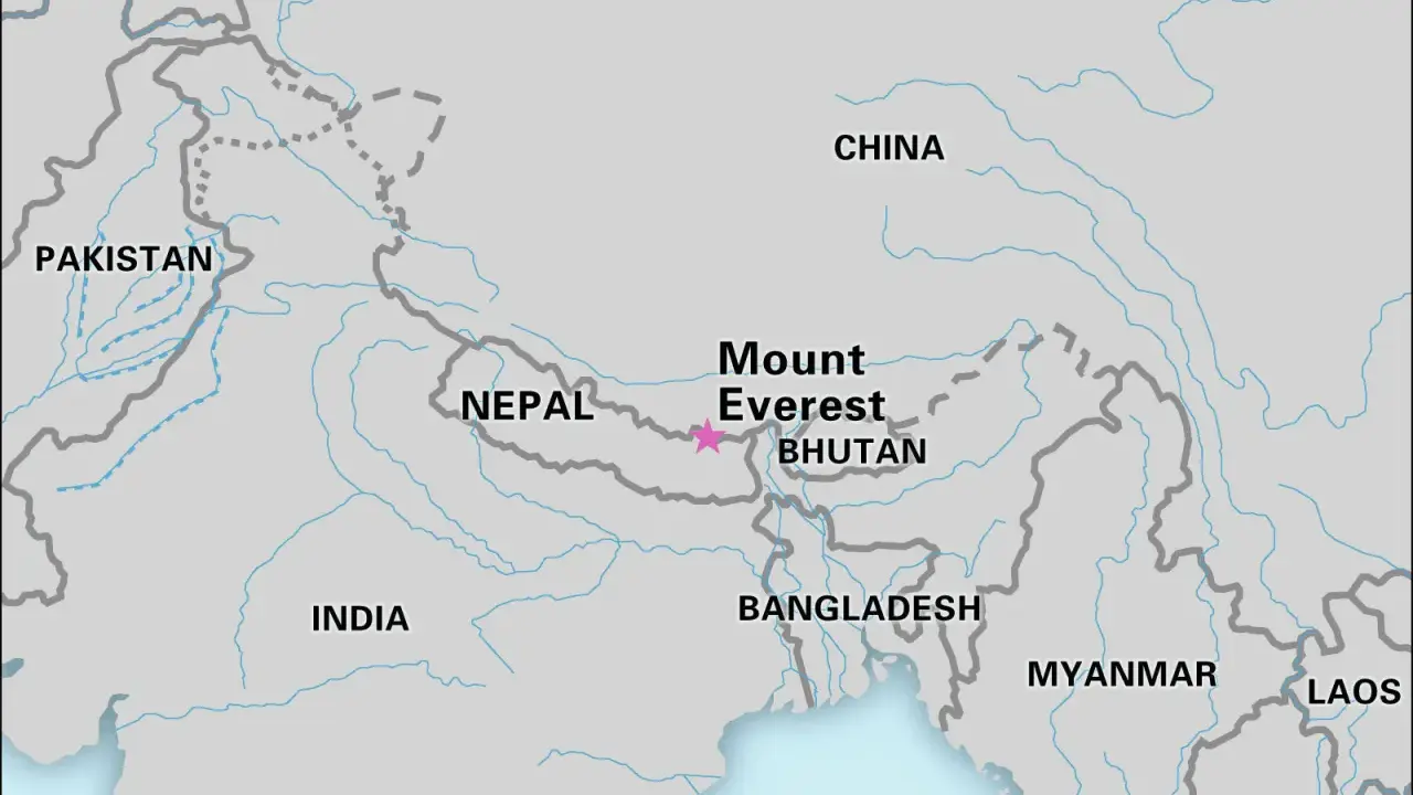 Mapa pokazuje, gdzie leży Mount Everest, na granicy Nepalu i Chin, w Himalajach.