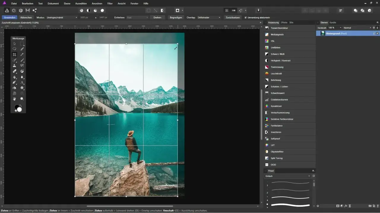Persona admira un paisaje montañoso y un lago turquesa. Se está usando una herramienta para convertir foto vertical en horizontal, ajustando el encuadre.