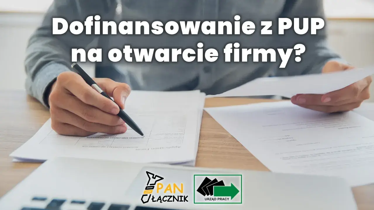 Osoba wypełnia dokumenty, szukając dofinansowania z PUP na otwarcie firmy. Logo "Pan Łącznik" i "Urząd Pracy" sugerują pomoc w tym procesie.