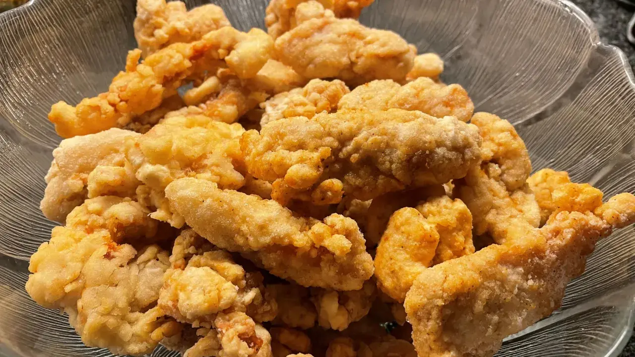 En skål med krispigt, gyllene korean fried chicken. Perfekt för en festlig kväll!