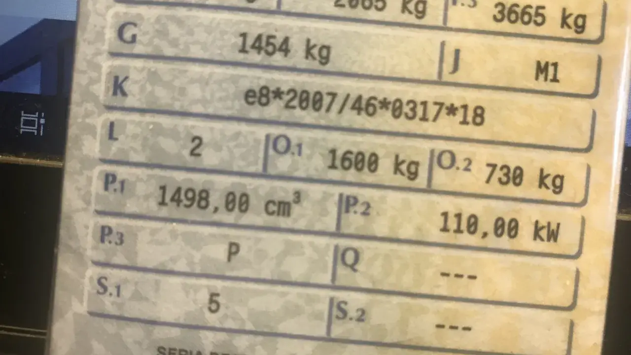 Dane pojazdu: masa własna 2065 kg, dopuszczalna masa całkowita 3665 kg. Numer VIN: e8*2007/46*0317*18.