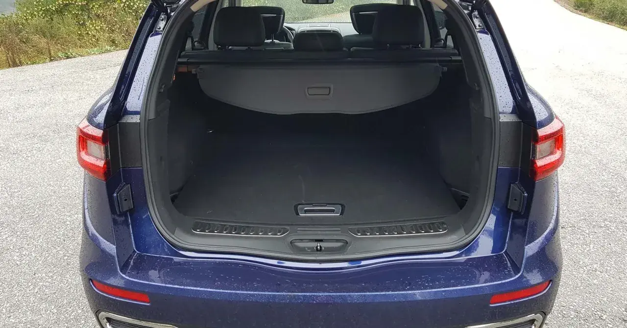 Maletero del Renault Koleos, listo para cargar equipaje o compras. Amplio y práctico para tus viajes.