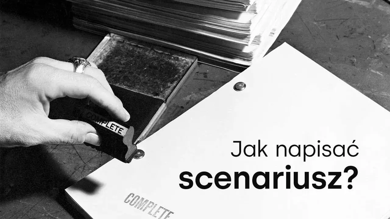 Ręka z sygnetem stempluje dokument "COMPLETE". Obok stos papierów i pytanie "Jak napisać scenariusz?". Może to początek erotycznego opowiadania o pisaniu scenariusza?