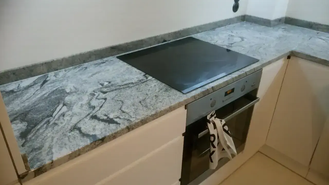 Elegancki blat granitowy 2 czy 3 cm z wbudowaną płytą indukcyjną i piekarnikiem.