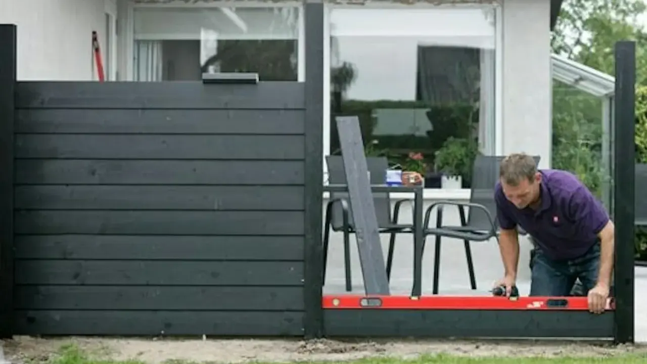 Man bygger ett modernt vindskydd till altanen. Inspiration för ditt eget utomhusprojekt.