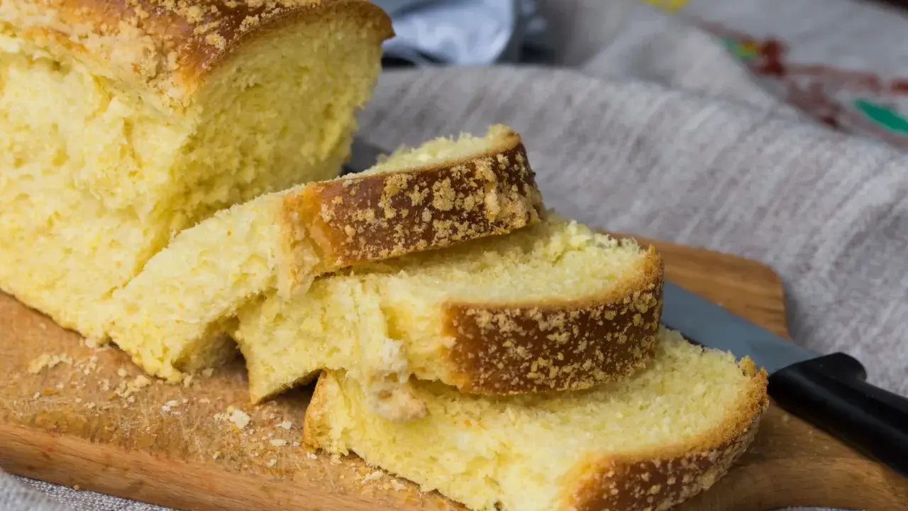 Puszyste ciasto drożdżowe z kruszonką, pokrojone na kromki, jak z przepisu na ciasto drożdżowe babci.