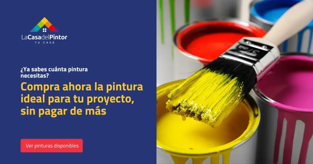 Pintura vibrante en latas abiertas, con un pincel cargado de amarillo. ¿Sabes cuánta pintura se necesita por m2? ¡Compra la ideal sin pagar de más!