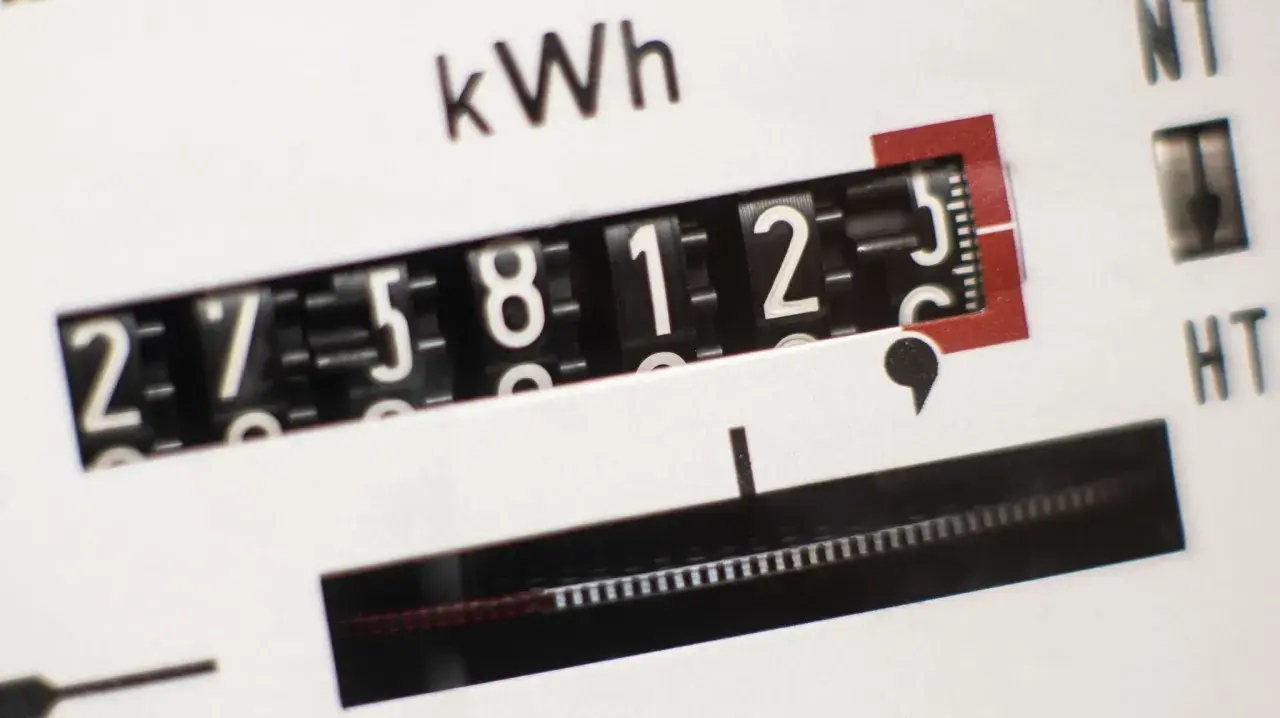 Stromzähler zeigt 27581,2 kWh an. Dies könnte den Stromverbrauch pro Kopf in einem Haushalt widerspiegeln.