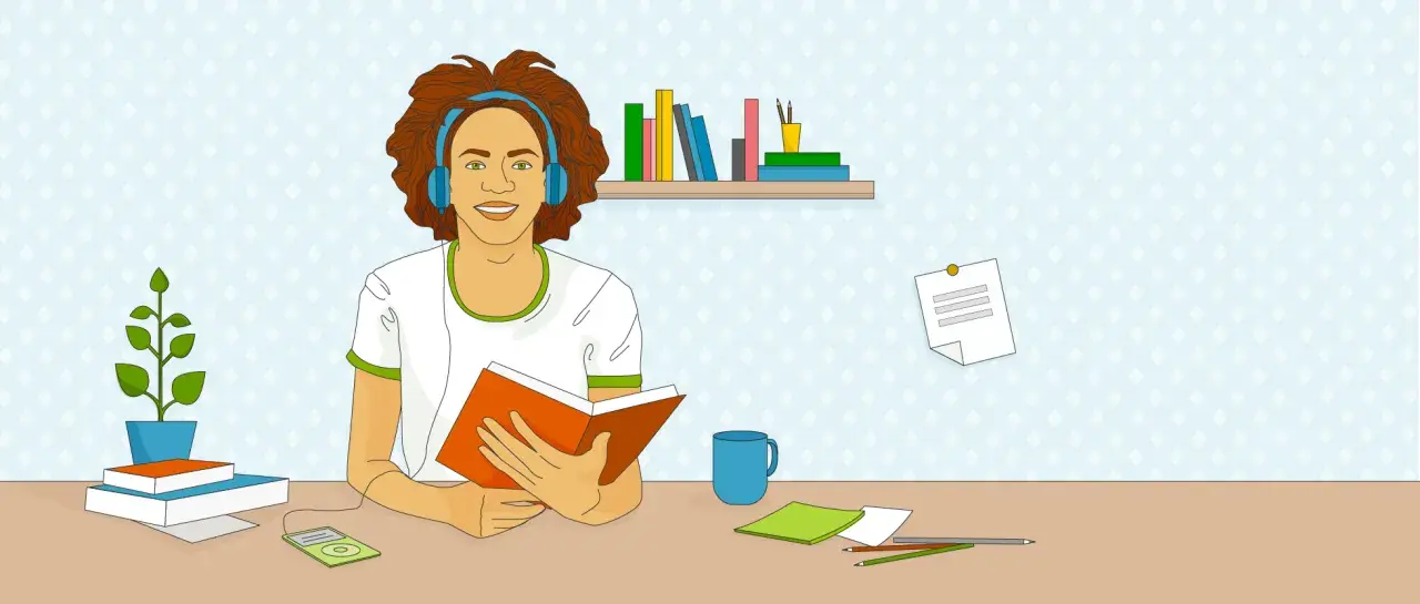 Junge mit Kopfhörern und Buch, genießt Musik beim Lernen. Auf dem Schreibtisch liegen Bücher, Stifte und eine Tasse.