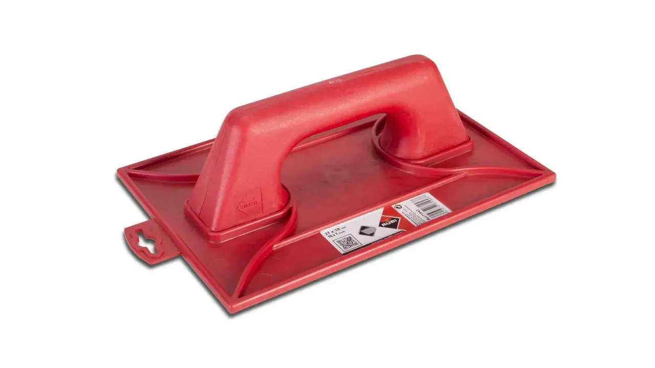 Herramienta roja de plástico con mango, ideal para trabajos de albañilería. Muestra la diferencia entre llana y talocha.
