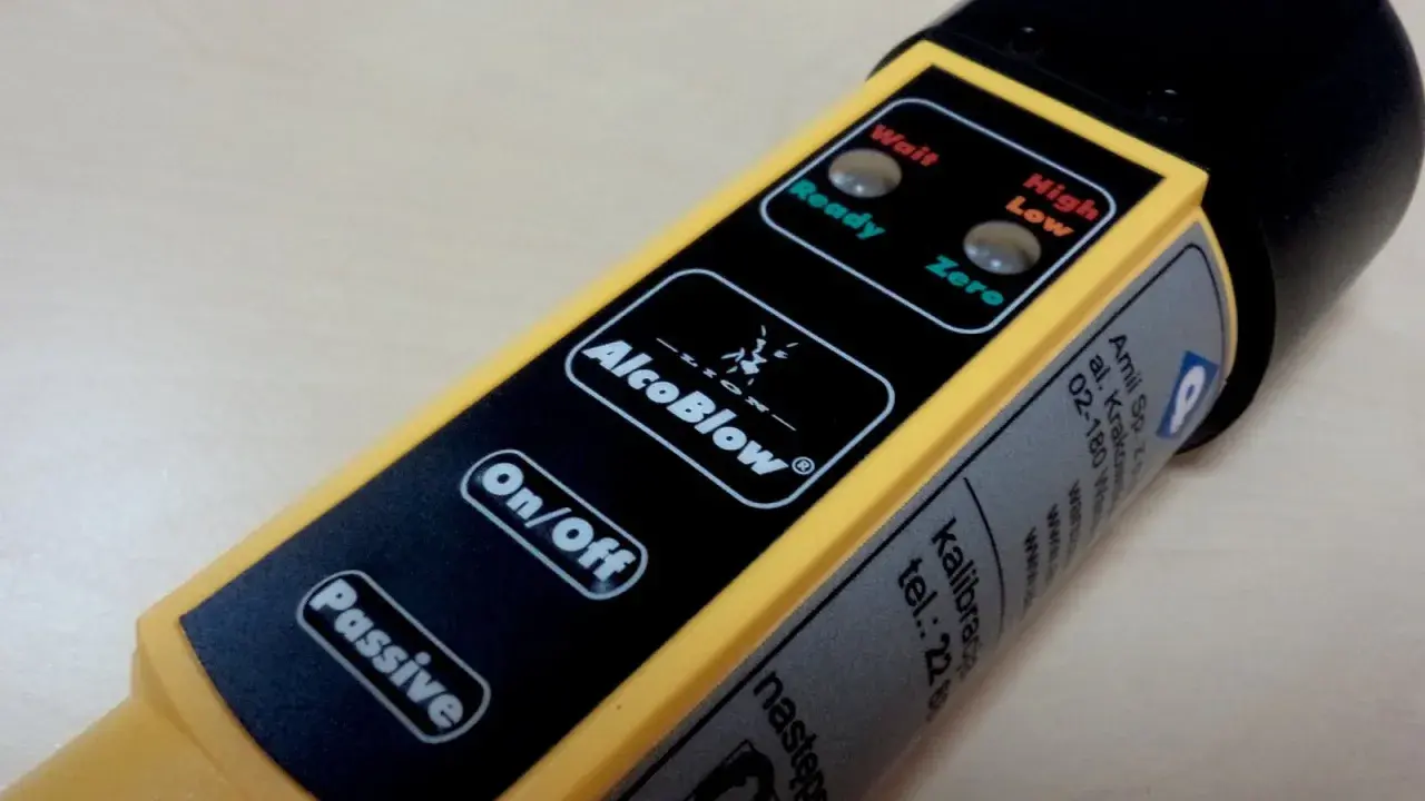 Alkomat AlcoBlow - gdzie można sprawdzić trzeźwość. Wskaźniki "Wait", "Ready", "High", "Low", "Zero" i przyciski "On/Off", "Passive".
