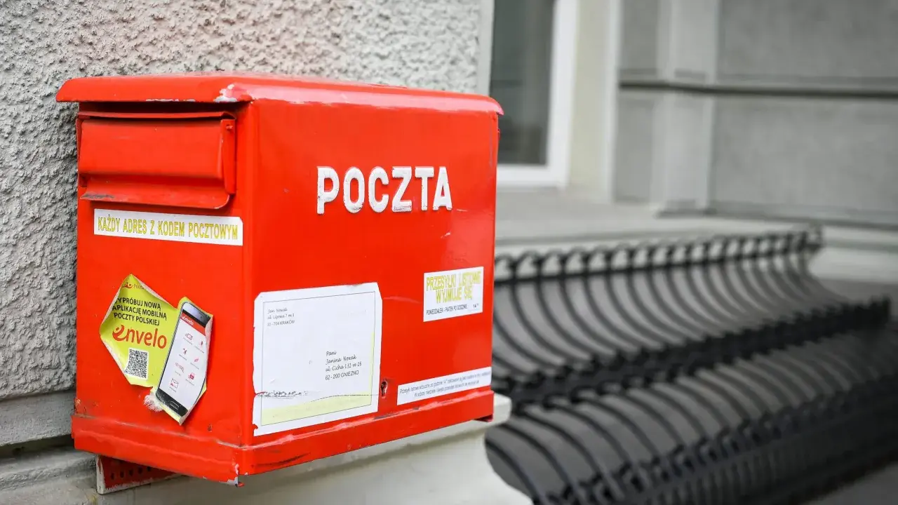 Czerwona skrzynka pocztowa z napisem "POCZTA". Można tu wysłać paczkę za granicę, listy i inne przesyłki.
