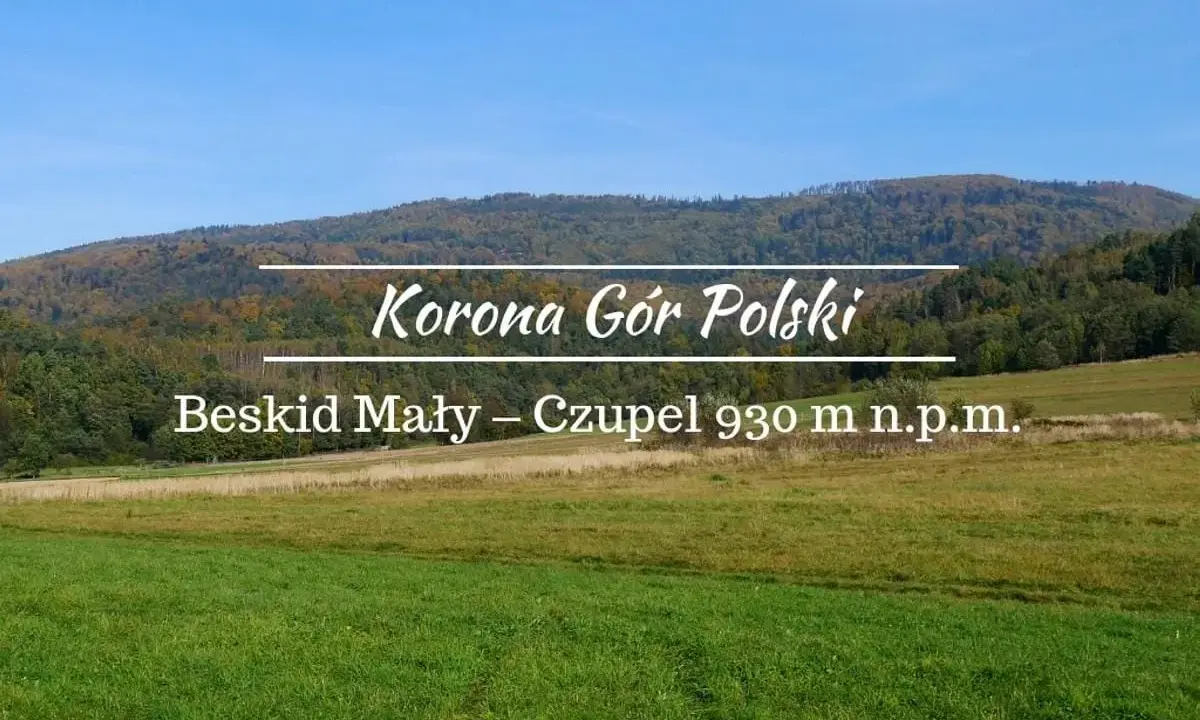 Zielone łąki i zalesione wzgórza Beskidu Małego. Szlaki prowadzą na szczyt Czupel (930 m n.p.m.), część Korony Gór Polski.