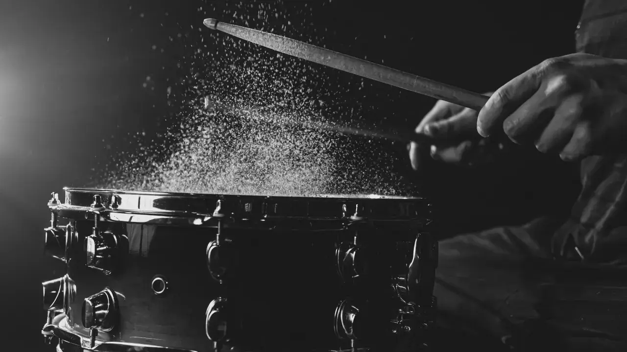Legalne podkłady muzyczne: Darmowe, płatne i AI co musisz wiedzieć?