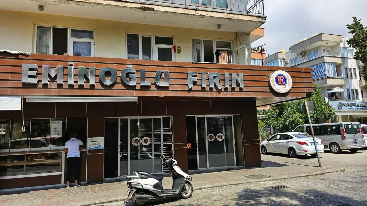 Przed piekarnią "Eminoglu Firin" z napisem "cześć po turecku" stoi skuter.
