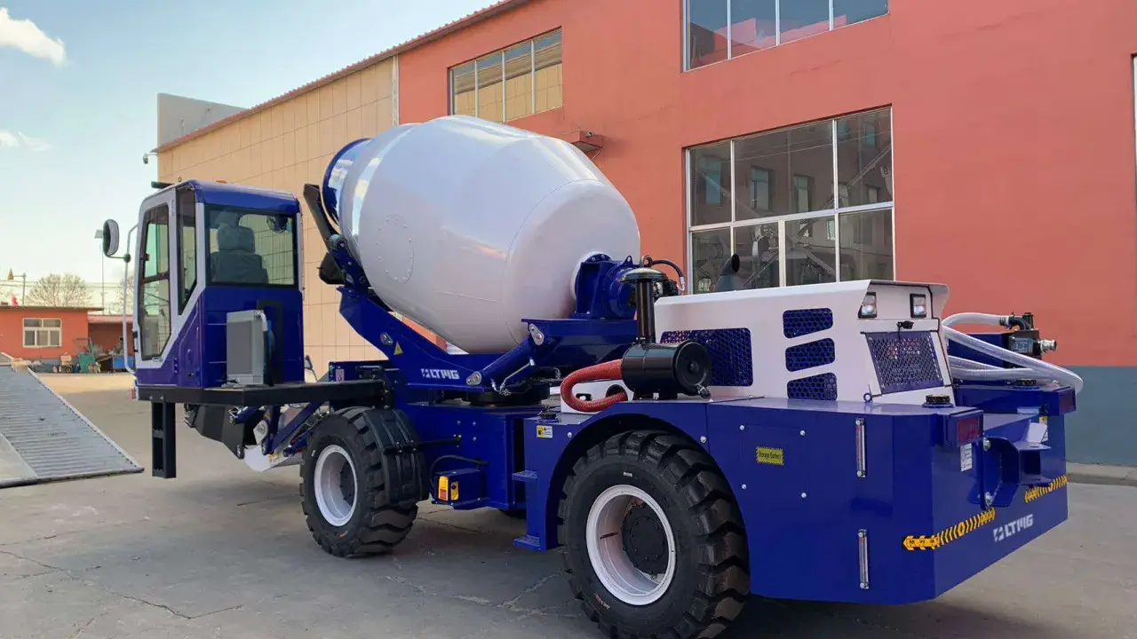 Camión hormigonera azul y blanco, un ejemplo de los diversos tipos de hormigoneras, listo para la obra.