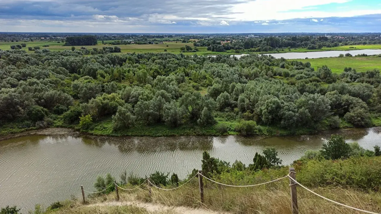 Malownicza trasa przez Góry Pieprzowe. Rzeka, lasy i pola rozciągają się pod pochmurnym niebem.