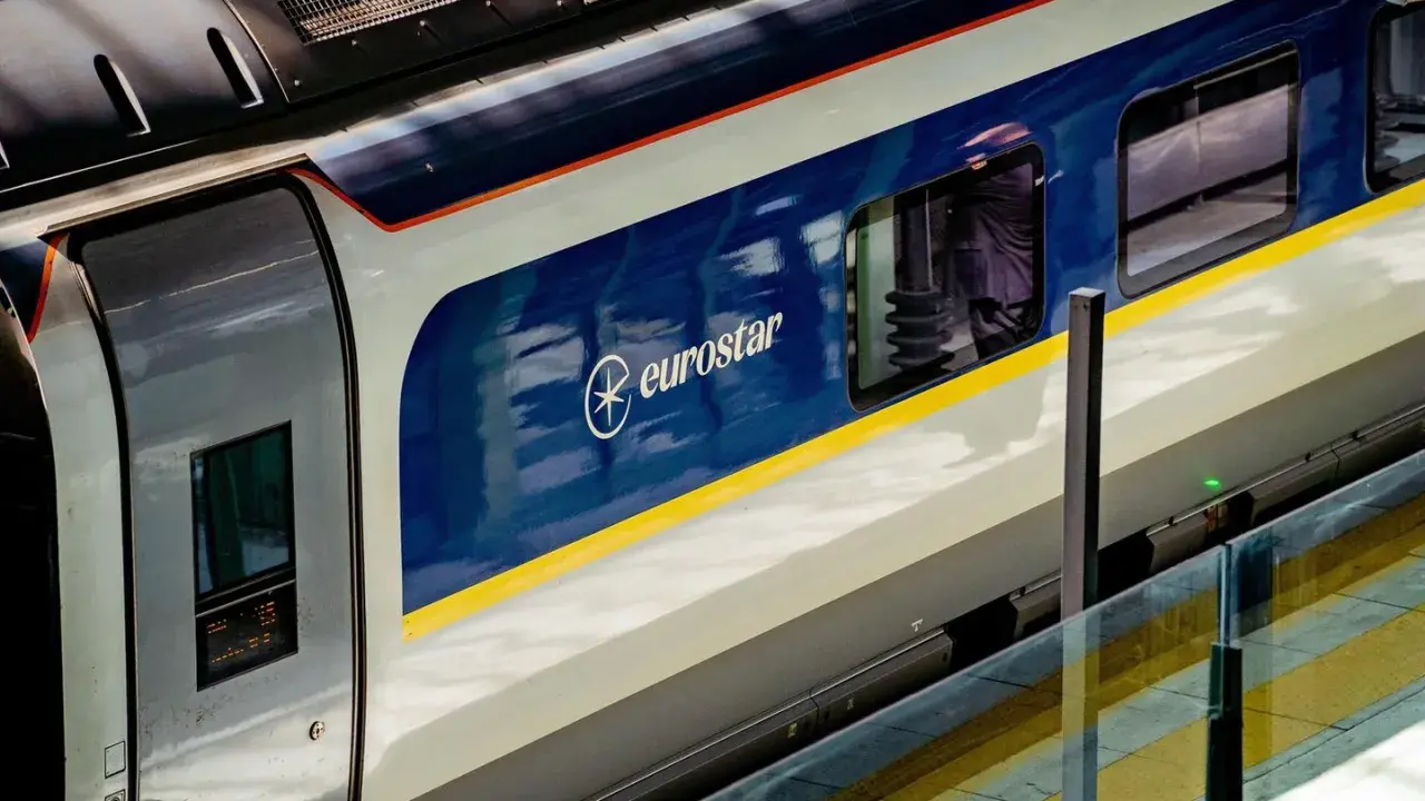 Eurostar-Zug am Bahnsteig, Teil des europäischen Schienennetzes.